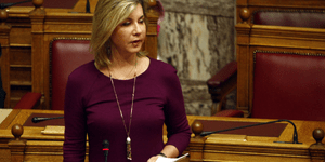 Πρωτοφανής δήλωση υπουργού στη Βουλή: Το πολιτικό σύστημα κορόιδευε την κοινωνία