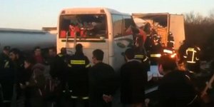 Φονική σύγκρουση λεωφορείου με νταλίκα στα Nέα Μάλγαρα -Νεκρές δύο φοιτήτριες