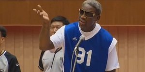 Ξέφυγε τελείως ο Ντένις Ρόντμαν –Ως άλλη Μέριλιν τραγούδησε «Happy Birthday» στο