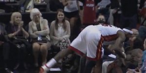 Το... κορίτσι του ΛεΜπρόν Τζέιμς -Τη φίλησε κατά τη διάρκεια αγώνα [βίντεο]