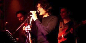 Ο Θοδωρής Κοτονιάς με τα Μακρινά Ξαδέρφια απόψε στο Ρυθμός Stage