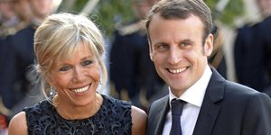 Μπριζίτ Τρονιέ και Εμμανουέλ Μακρόν. Φωτογραφία: AP Photo/Jacques Brinon