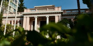 Το Μέγαρο Μαξίμου χαμένο στα φυτά /Φωτογραφία Αρχείου: Intime News