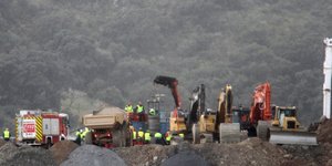 Oι διασώστες συνεχίζουν τις αγωνιώδεις προσπάθειες για τον απεγκλωβισμό του δίχρονου Χουλέν (Φωτογραφία: Alex Zea/Europa Press via AP)