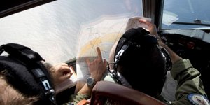 Εντόπισαν το μαύρο κουτί του μοιραίου Boeing; -Σήματα από τα 4.500 μέτρα βάθος τ