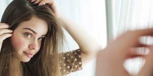 Γιατί πέφτουν τα μαλλιά μας το φθινόπωρο (Φωτογραφία: Shutterstock)