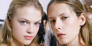 Μοντέλα ποζάρουν στο φακό λίγο πριν το runway/ Φωτογραφία: Shutterstock