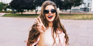 Γυναίκα με πλούσια μαλλιά/ Φωτογραφία: Shutterstock