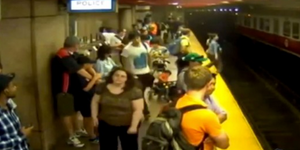 Σοκ - Μάνα πέφτει στις ράγες του Μετρό αγκαλιά με τον 4χρονο γιο της [βίντεο]