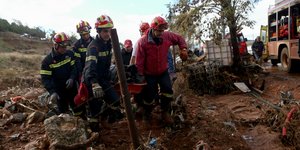 Μάνδρα: Εντοπίστηκε ένας ακόμη νεκρός