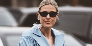 Γυναίκα ποζάρει στον φακό/Φωτογραφία Shutterstock