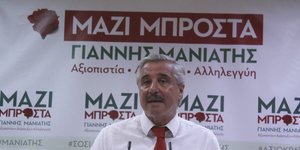 Ο Γιάννης Μανιάτης κατέθεσε τις απαιτούμενες υπογραφές για την υποψηφιότητά του -Φωτογραφία:EUROKINISSI / ΒΑΣΙΛΗΣ ΠΑΠΑΔΟΠΟΥΛΟΣ