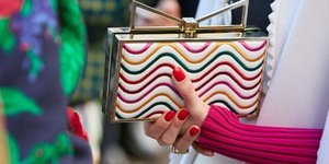 Μια street style star στους δρόμους της πόλης/ Φωτογραφία: Shutterstock
