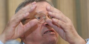 Μάνος: Να απολυθούν 400.000 δημόσιοι υπάλληλοι
