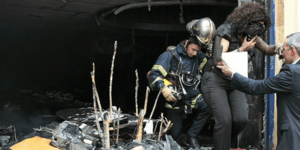 Ενας ψηλός και ένας κοντός έβαλαν φωτιά στη Marfin -Μετά δεν άφηναν την Πυροσβεσ