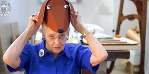 Η βασίλισσα Μάργκρεθ της Δανίας δοκιμάζει την χειροτεχνία της. Φωτογραφία: YouTube