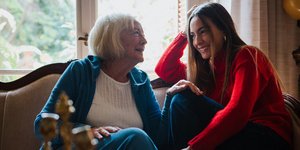 Η κυρία Πόπη με την εγγονή της Μαρία Παπαγεωργίου. Bovary/Πάνος Μάλλιαρης