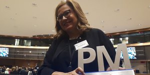 Η Μαρία Σπυράκη με το βραβείο του «Ευρωβουλευτή της Χρονιάς/Φωτογραφία: twitter
