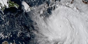 Φωτογραφία: Ο κυκλώνας κατηγορίας 5 «Μαρία» πλήττει τη Δομίνικα Associated Press