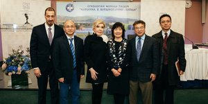 Η Μαριάννα Β. Βαρδινογιάννη και ο Μανώλης Παπασάββας με την Πρέσβειρα της Κίνας και την αντιπροσωπεία της Ακαδημίας της Κίνας