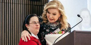 Η Όλγα Δασουρά παραδίδει μια ανθοδέσμη στην Μαριάννα Β. Βαρδινογιάννη