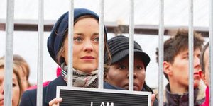 Στο πλευρό Ρώσων ακτιβιστών η Μαριόν Κοτιγιάρ -Η ηθοποιός κλείστηκε στο κλουβί τ