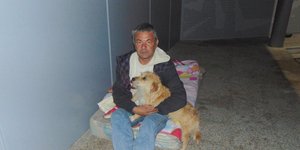 Ο Μάριος με τη μοναδική του παρέα στην αγκαλιά του / Φωτογραφία: trikalazoom.gr