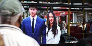 Μέγκαν Μαρκλ και πρίγκιπας Χάρι στα... λεωφορεία /Φωτογραφία: Splash