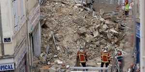 Και όγδοη σορός ανασύρθηκε από τα ερείπια των κτιρίων που κατέρρευσαν/ φωτογραφία: ap