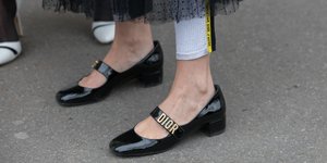 Γυναίκα ποζάρει στον φακό/Φωτογραφία Getty Images / Ideal Image