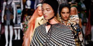 Moντέλα στο show της Mary Katrantzou για την άνοιξη/καλοκαίρι 2019/ Φωτογραφία Instagram @marykatrantzou