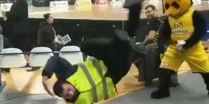 Χορευτική μονομαχία σεκιουριτά με την μασκότ της ΑΕΚ. Φωτογραφία: Twitter