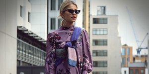 Γυναίκα ποζάρει στον φακό/Φωτογραφία Shutterstock