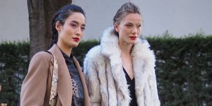 Γυναίκες ποζάρουν στο φακό/Φωτογραφία Shutterstock