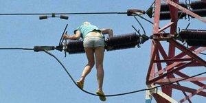 Μαστουρωμένη νεαρά μπέρδεψε γέφυρα με πυλώνα ηλεκτρικού ρεύματος!