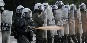 ΜΑΤατζής επιτίθεται σε ανυπεράσπιστη γυναίκα στο Σύνταγμα [βίντεο]