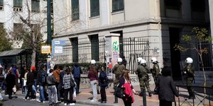 Αστυνομικοί διώχνουν αλλοδαπούς μικροπωλητές έξω από την ΑΣΟΕΕ