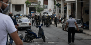 Δένδιας: Ερευνα για τα ΜΑΤ που χρησιμοποίησαν διαδηλώτρια ως ανθρώπινη ασπίδα [ε