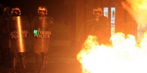 Επίθεση με βόμβες μολότοφ κατά της διμοιρίας των ΜΑΤ κοντά στα γραφεία του ΠΑΣΟΚ