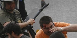 Σε διαθεσιμότητα ο ΜΑΤατζής που χτύπησε διαδηλωτή με τη λαβή του γκλομπ