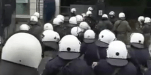 Στα χέρια τα ΜAT με τους κατοίκους της Φυλής -Αναψαν για τα σκουπίδια [Βίντεο]