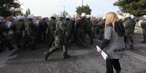 Συμπλοκές κατοίκων με τα ΜΑΤ στην Αμυγδαλέζα