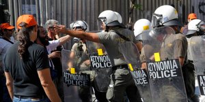 Επεσαν τα πρώτα χημικά της χρονιάς - Ενταση στην πορεία της ΠΟΕ-ΟΤΑ