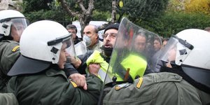 Ανδρας των ΜΑΤ ψέκασε με χημικά τους σχολικούς φύλακες από μόνος του -«Τι κάνεις