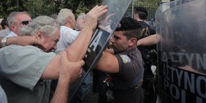 Αντιμέτωποι με τις ασπίδες των ΜΑΤ βρέθηκαν οι συνταξιούχοι
