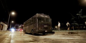 Από την επίθεση στην κλούβα των ΜΑΤ στη Θεσσαλονίκη/Φωτογραφία: Intimenews 