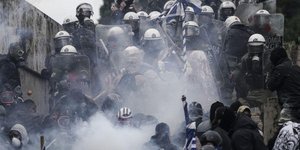 Τα ΜΑΤ ψεκάζουν αδιακρίτως με χημικά και ακολούθως διαλύεται το συλλαλητήριο