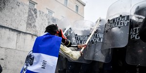 Αντιασφυξιογόνες μάσκες οι κουκουλοφόροι