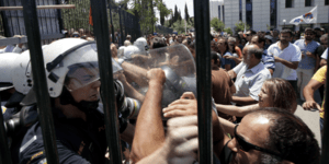 Χημικά και ένταση στο υπουργείο Παιδείας -Σύγκρουση ΜΑΤ-ΟΛΜΕ