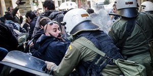 Φωτορεπόρτερ καταγγέλλουν επίθεση από τα ΜΑΤ (Φωτογραφία: ΣΤΕΛΙΟΣ ΜΙΣΙΝΑΣ)